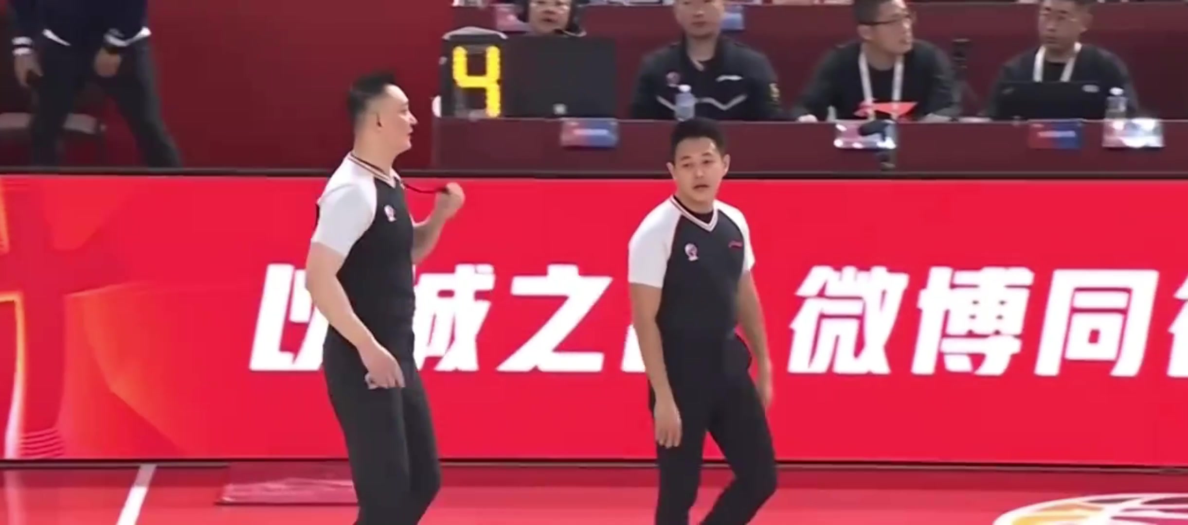 被聯(lián)盟罰款2萬(wàn)杜鋒上場(chǎng)怒噴主裁判CTMD對(duì)面拉人你不判