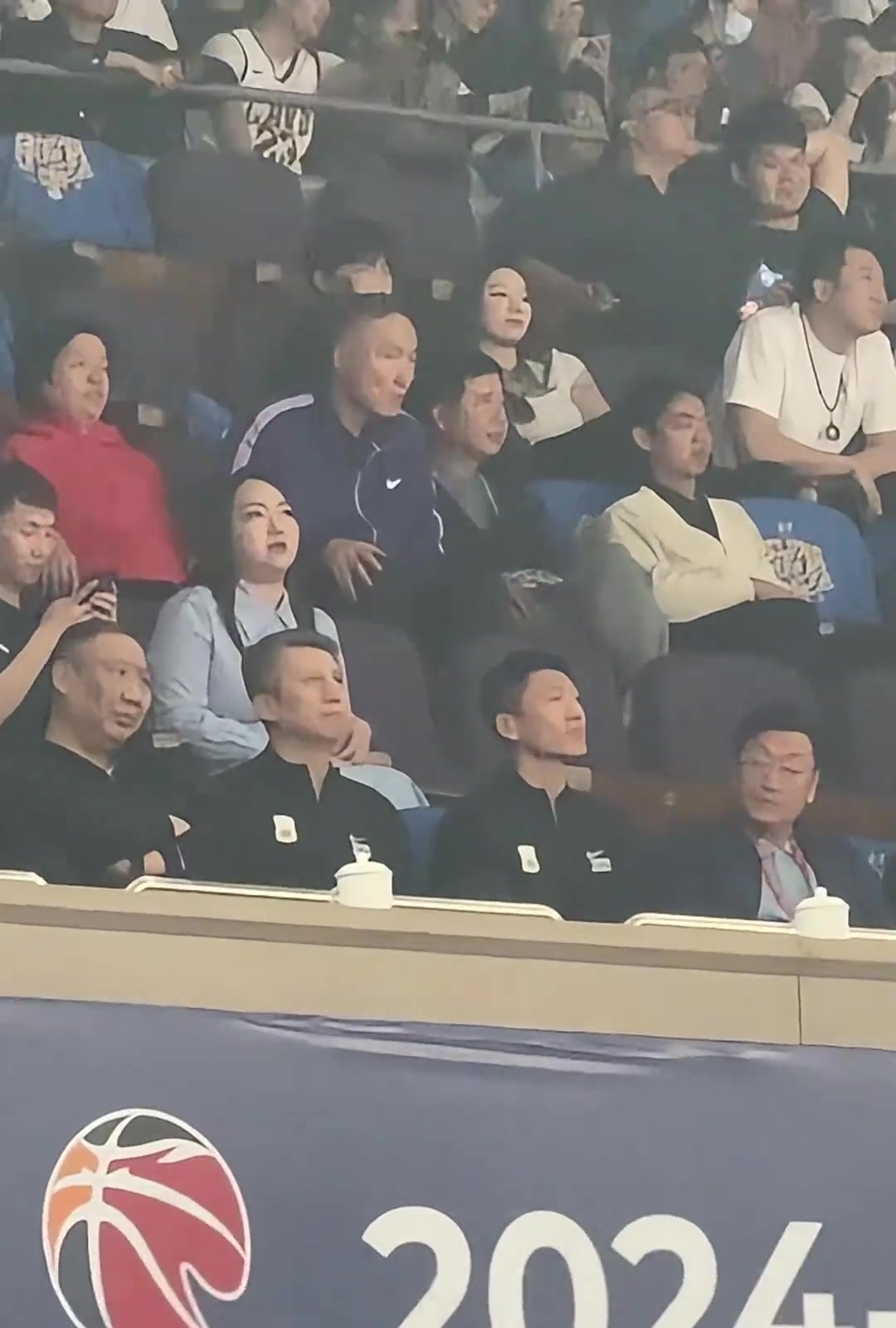 大佬云集郭士強/王治郅/張慶鵬/王晗觀戰(zhàn)北京德比G2