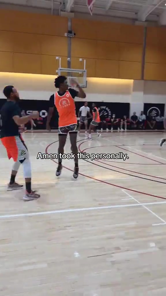 三年前阿門參加庫里訓(xùn)練營 如今師徒兩人將在NBA季后賽碰面