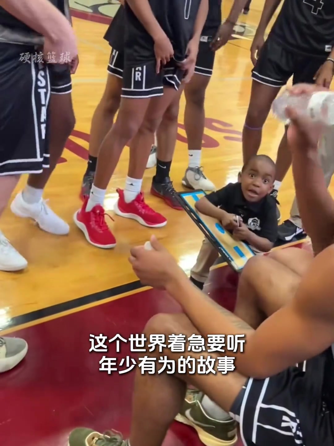 在尿都控制不了的歲數(shù)卻能控制籃球隊的場
