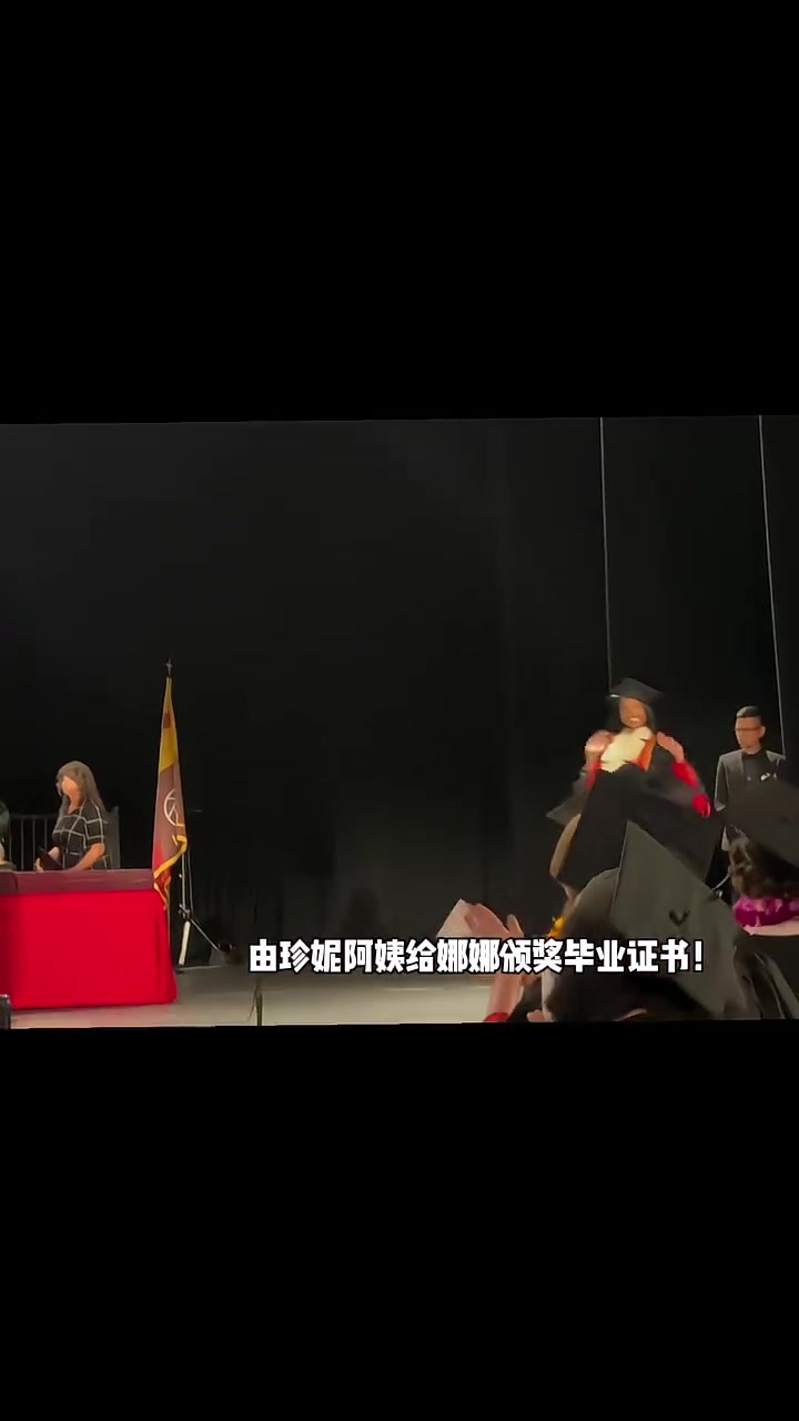 娜娜畢業(yè)證書由湖人主老板珍妮巴斯頒獎(jiǎng)瓦妮莎發(fā)文感謝